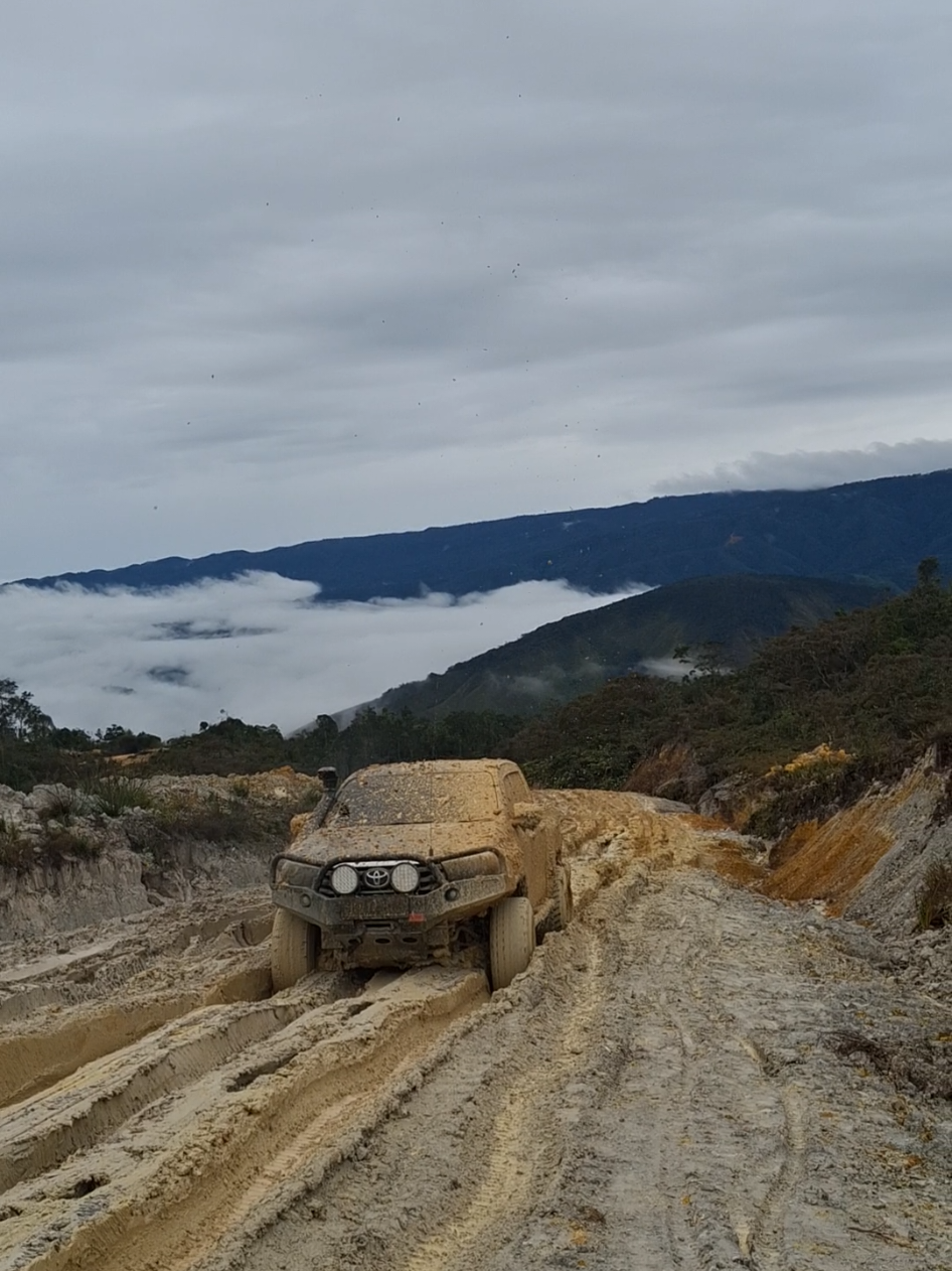 Belajar Main pecek 😅🤭🤭 #CapCut #toyotahilux #didohu #offroadextreme #hilux #hiluxrevo #revo2gd #hiluxindonesia🇮🇩 #INDONESIA #papuabarat #gunungmaut #SAMSUNG #IOF #TOYOTA #fyp #tiktok 