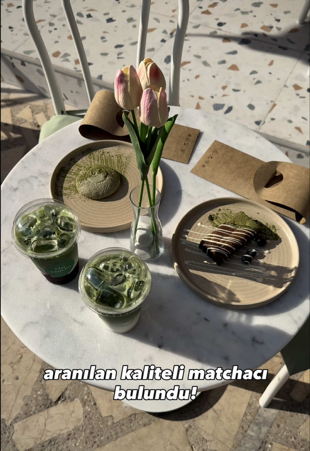 📍FLAT MATCHA ✨Bugün Bostanlı’ya yeni açılan @flatmatcha ya geldik. Burası Bostanlı’nın ilk matcha mekanı. Mekanda birçok matchalı içecek ve tatlı seçenekleri mevcut. ✨Biz bugün tatlı olarak matchalı cookie ve brownie aldık. İçecek olarak ise matcha latte, çilekli matcha latte, blueberry matcha latte ve pink cloud matcha latte söyledik. Tatlıların ilisini de çok beğendik özellikle belçika çikolatası kıllanarak hazırladıkları brownieleri🤌🏼 Matchalarını Japonya’dan getiriyorlarmış. Tar olarak oldukça beğendik. Zincir cafelerdeli matchalar gibi yosun, kına benzeri tad hiç gelmiyor. Çilekli ve blueberryli olan matcha lattelerinde kullandıkları marmelat ev yapımı. Yapay şurup kullanmamaları lezzette baya fark yaratmış.  ✨Biz burayı oldukça beğendik. Hem lezzetler hem de mekan çok hoşumuza gitti. Size de kesinlikle öneririz. 💸matcha latte fiyatları 250-300₺ arası değişiyor. #işbirliği  #strawberrymatcha#mediceaters#flatmatcha#matchalatte#bostanlı#izmirmekanrehberi#izmirmekanönerileri#matcha