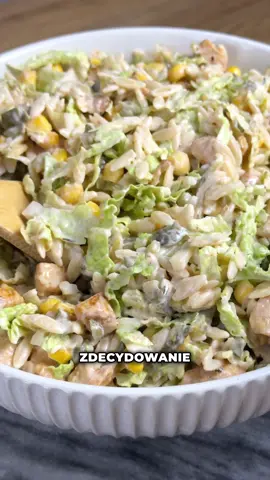 Mała przypominajka mojej ulubionej sałatki z orzo i kurczakiem 🥰🥰🥰 Składniki: •250g piersi z kurczaka + 2,5 łyżeczki przyprawy gyros + olej do smażenia •1/2 pekinki •200g kukurydzy •150g ogórka konserwowego •100g makaronu orzo Sos: •100g jogurtu naturalnego •30g keczupu •40g majonezu, sól, pieprz  1️⃣Pierś z kurczaka kroimy w kostkę, doprawiamy i smażymy na oleju 2️⃣ Makaron gotujemy według opakowania. 3️⃣ Ogórki kroimy w kostkę, pekinkę szatkujemy. 4️⃣ Składniki na sos mieszamy.  5️⃣ Wszystkie składniki mieszamy z sosem.  ❗️Porcja (1/6): 236 kcal B:18g T:8g W:22g #sałatkazkurczakiem #salad #chickensalad #orzo #furajedzenia #makaron #szybkiprzepis