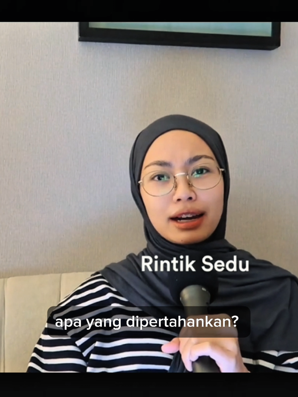 Apa yang dipertahankan? Orangnya? Atau ekspektasi kalian tentang ceritanya? Source : Rintik Sedu - berharap ada rindu yang bisa membawamu kembali,sekali lagi.  #tsana #rintiksedu #podcast #quotes #fyp 