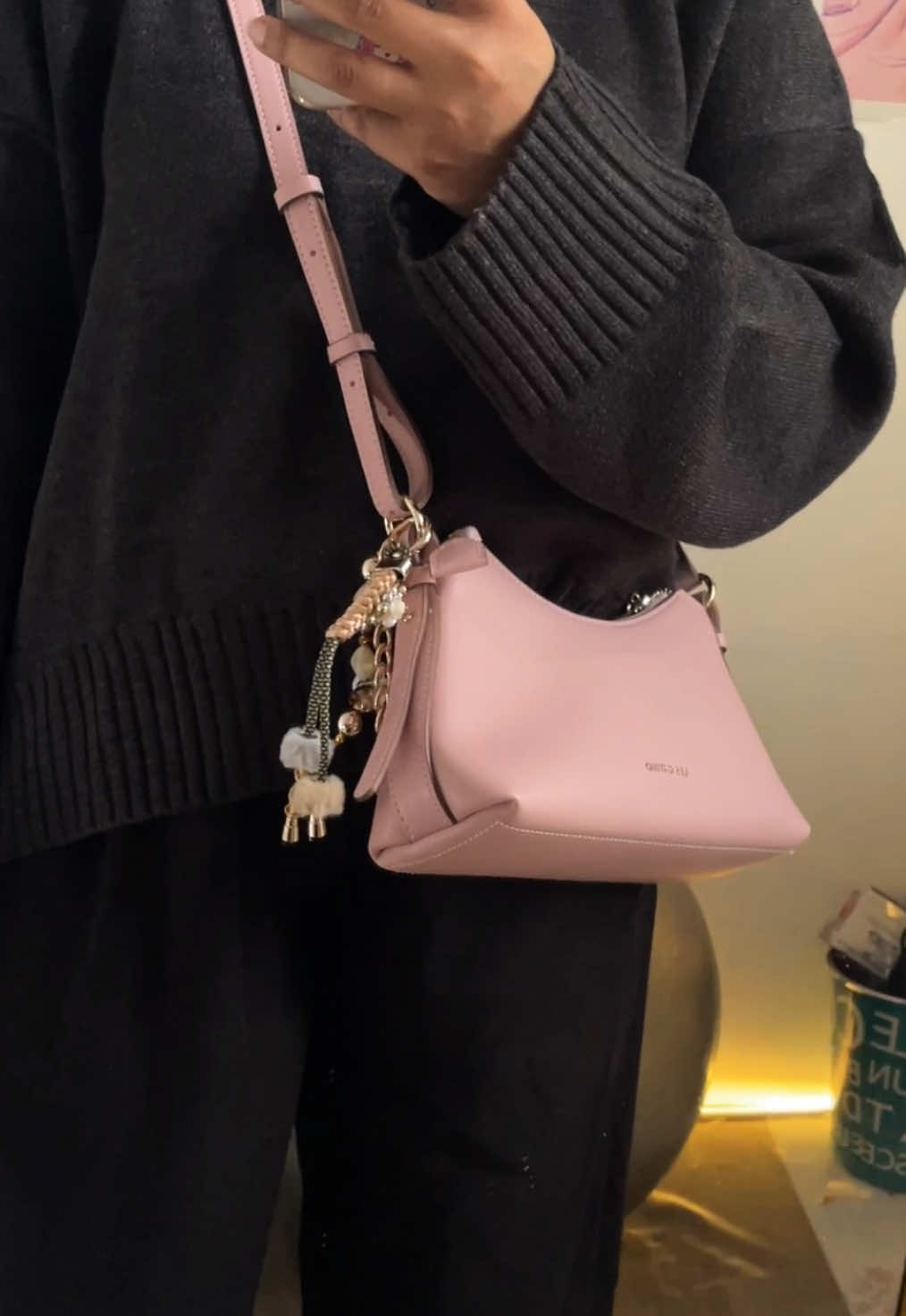 Pinki nya cantik banget heyy #lescatino #lescatinobag #taswanita #slingbag #tasselempang #shoulderbag #taspesta 