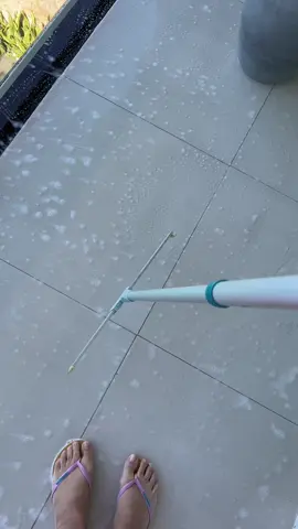 Lavando a área externa, com ele o rodo de silicone ele é perfeito seca rápido #donadecasa #tiktokshop #limpeza #casa #dicas 