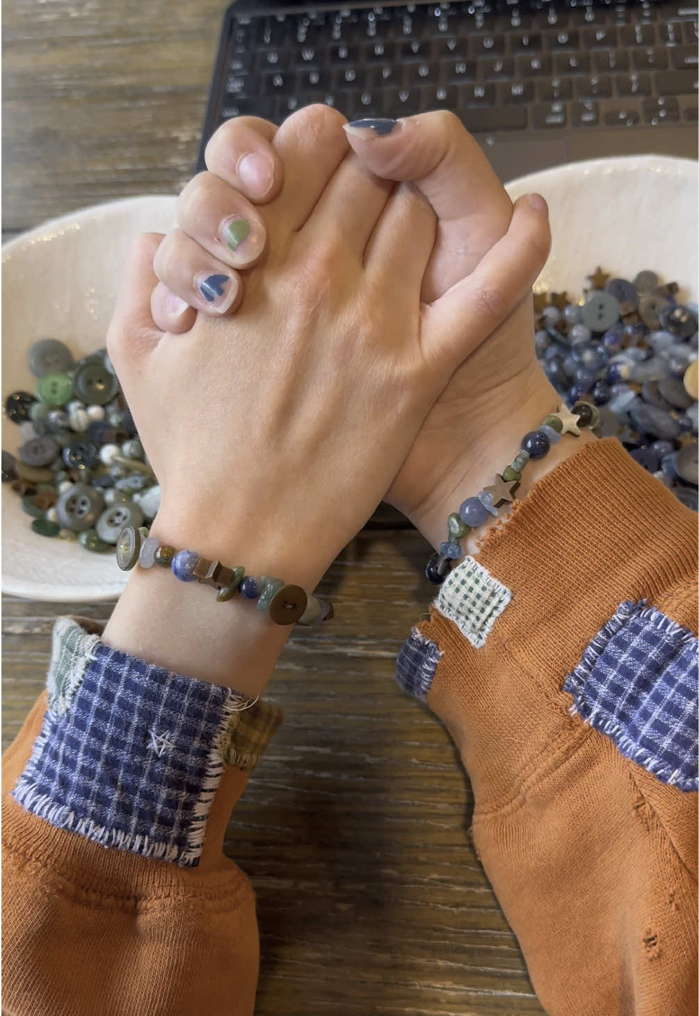 finally got to do this with my boyfriend 😌 @thistle_makes_art #eyecolor #bracelet #matchingbracelets #boyfriend #mlm  #thingstodo #craft #beads #Summer #couple #dateideas #datenight 