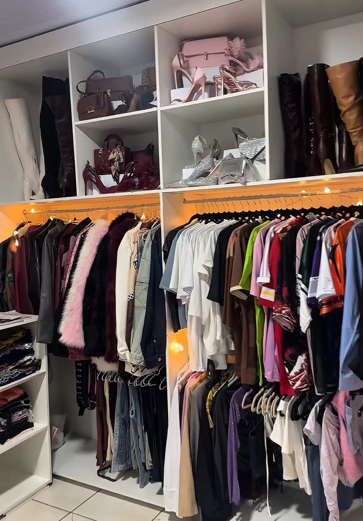 RESULTADO DO CLOSET! 🩷 ou melhor, part 2 desse processo q ainda não acabou… 🤭!!!!! O que acham que seria legal de adicionar?! #fypシ゚ #foryoupage #closet #reforma #reformacloset 