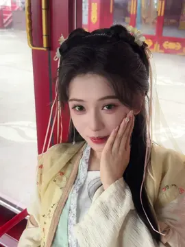 偷亲龙虾！