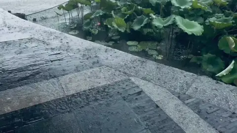 Em không nói ra nên anh không biết trân trọng. Mà thôi, giờ mọi chuyện cũng lỡ dở rồi, muốn trân trọng nhau cũng chẳng còn cơ hội nữa... Chỉ mong anh dành sự trân trọng đó cho một người đến sau xứng đáng hơn em. Mong anh khi yêu hãy hỏi người con gái bên cạnh mình hôm nay đã gặp phải những gì, đang cảm thấy ra sao. Đừng để hai người yêu nhau mà chỉ có một người gồng mình cố gắng.
