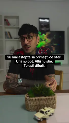 Unii oameni nu pot să iubească cum iubești tu. Nu pentru că nu vor. Ci pentru că n-au învățat, n-au trăit sau pur și simplu… nu știu cum. Și știu că e greu să fii tu omul care oferă tot, care vede frumosul, care i-ar ridica și când ție îți tremură genunchii. Dar poate că azi e momentul să înțelegi ceva: ce e rar… nu se oferă oricui. Nu toți oamenii te pot primi. Nu toți te pot înțelege. Dar asta nu înseamnă că trebuie să te schimbi. Înseamnă doar că trebuie să te alegi. Să fii acolo pentru tine, așa cum ești pentru ceilalți. Să oprești cursa asta în care tot aștepți ca cineva să te iubească… cum îi iubești tu. Poate că azi… e ziua în care înveți să-ți protejezi sufletul.#danielantoniofarascuze 
