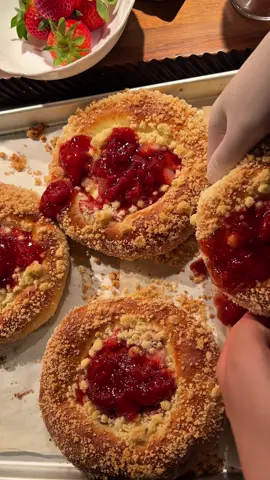 فطائر بخليط الجبنة والفراولة والكراميل |  “Cheese & Strawberry Buns with Crumble” 🥖 المقادير للعجينة: طريقة الـ Tangzhong: 	•	40 جم طحين 	•	200 مل ماء ↪️ على نار متوسطة، نخلط الماء والطحين ونستمر بالتحريك حتى يصير القوام متماسك ومطاطي ↪️ نتركه يبرد تمامًا باقي مكونات العجين: 	•	580 جم دقيق عالي البروتين 	•	60 جم سكر 	•	١٢ جم ملح 	•	10 جم خميرة جافة 	•	10 جم حليب باودر 	•	260 جم حليب سائل 	•	50 جم بيض (حوالي بيضة واحدة) 	•	50 جم زبدة طرية ‏	•	Tangzhong (الخليط اللي حضرناه سابقًا) الطريقة: 	1.	في العجانة، نضع جميع المكونات مع الـTangzhong ونعجن على سرعة متوسطة لمدة 20–25 دقيقة. 	2.	أهم شيء: حرارة العجينة ما تزيد عن 24℃. 	3.	بعد ما نحصل على عجينة ملساء، نتركها تختمر حتى يتضاعف حجمها (حسب حرارة الجو، تقريبًا ساعة) 🔁 التشكيل: 	•	نشكل العجينة ونقسمها لكرات وزن كل قطعة 50 - ١٠٠ جم. 	•	نكوّرها ونحشيها بكريمة الجبن وقطع الفراولة . 	•	ندهنها بصفار بيض نحط الكرامبل  حشوة التشيز (Cream Cheese Filling): 	•	280 جم جبن كريمي (بدرجة حرارة الغرفة) 	•	20 جم سكر بودرة 	•	بشر ليمونة كبيرة 	•	1 صفار بيضة 	•	5 مل فانيليا  قطع فراولة - مربى فراولة  الكرامبل (Crumble Topping): 	•	60 جم زبدة طرية 	•	140 جم دقيق 	•	20 جم سكر تخبز في فرن مسبق التسخين على درجة حرارة ١٨٠ من تحت حتى تأخذ لون ثم نحمرها من أعلى . للتقديم اضافة مربى او بدون  وبالعافيه 🍓 #طبخ #cooking #viral #Recipe 