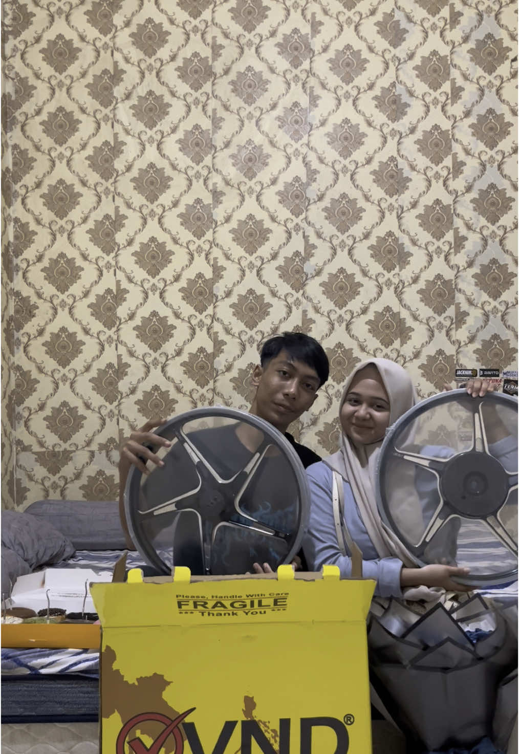 Happy birthday sayang @danu @glow19 ,semoga kamu suka kadonya… semangat terus ngontennya ya ganteng🥰❤️😘#kadoulangtahun #fypberandatiktok #fypage #suprise #velgvnd 