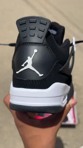 Jordan Retro 4 Thunder⚪️ 🔴🟡Contáctanos al 📲0412-5037897 #zapatojordan#TenisRetro4#estilourbano #ModaVenezolana #zapatosconestilo #paratiiiiiiiiiiiiiiiiiiiiiiiiiiiiiii #tiktokviral #fyp 
