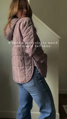 Absolutely love the design and large front pocket! #jacket #jackets #quiltedpufferjacket #fallfashion #falloutfit #falloutfitinspo 