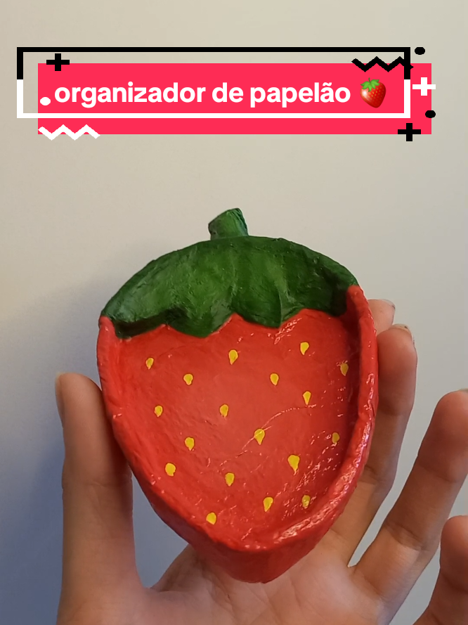 Respondendo a @mootsdalulucheirosa fazendo um organizador de papelão no formato de um morango! 🍓  #organizador #artesanato #ideiascriativas #papelao #morango #portaobjetos #stramberry 