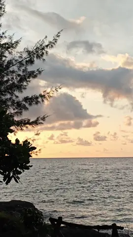 Katanya, cowok yang diem liatin sunset itu cowok yang punya banyak isi di pikirannya. Bener nggak? #batuhidengtjlesung #pandeglang #banten 