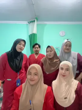 Dengan baju merah yang khas membawa infus set/spoit menuju pasien anak maka dinobatkan Juara 1 bikin anak anak nangis jatuh kepada nakes IGD. #fyp #tiktokindo #nakes #perawathits #masukberanda