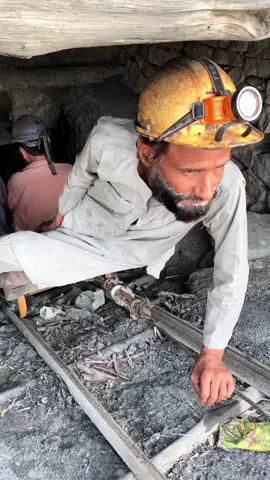 Have you ever seen mining like this finding the hidden treasure under the earth #blackdiamond #mining #Minecraft #treasurehunt #diamondmining #digging 