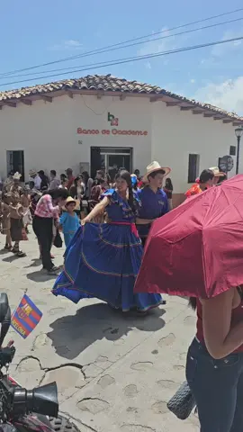 nos encontramos con esto cuando íbamos al mercado por las lichas #alexacocinando❤️ #cocinandoconalexa♥️ #parati 