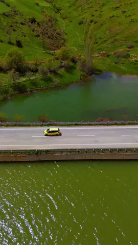 Bitlis’te suyun üstünden geçen muazzam bir yol var😍 Daha fazla keşif için @hasanugun_official takip edin🦋 📍Bitlis | Hizan | Gayda Göleti 🎥@hasanugun_official 🎶Emre Fel - Naçar #bitlis #Hiking #kesfetteyim #travel #turkey #drone