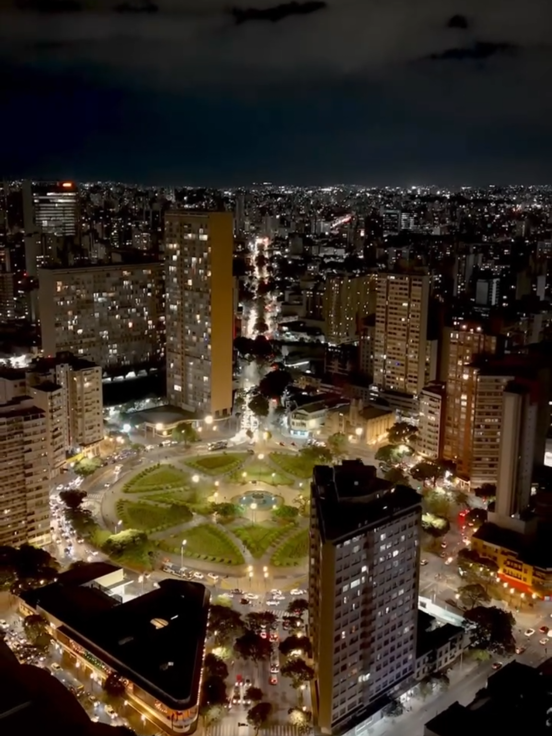 Praça Raul Soares em Belo Horizonte MG. Linda!!! Quem conhece? Siga-nos  Crédito 🎥 @thegringoinbrazil  #belohorizonte  #minaseolugar  #deusemil #bh #mg ,#wmcmidia #portalumminuto 