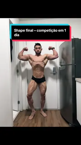Amanhã é o dia que venho me preparando há meses. Última pose antes de subir no palco. 85kg seco, dedicação 100%, sem atalhos. Nada mais importa agora. Vamos com tudo. 💪🏽🔥 #precontest #finalcut #roadtocompetition #bodybuildingprep #stagephysique #muscle #mensphysique #shapetrincado #fitnessgrind #tiktokfit #gym #naturalbodybuilding #mirrorposing #aesthetic #viraltiktok #fitnessviral 