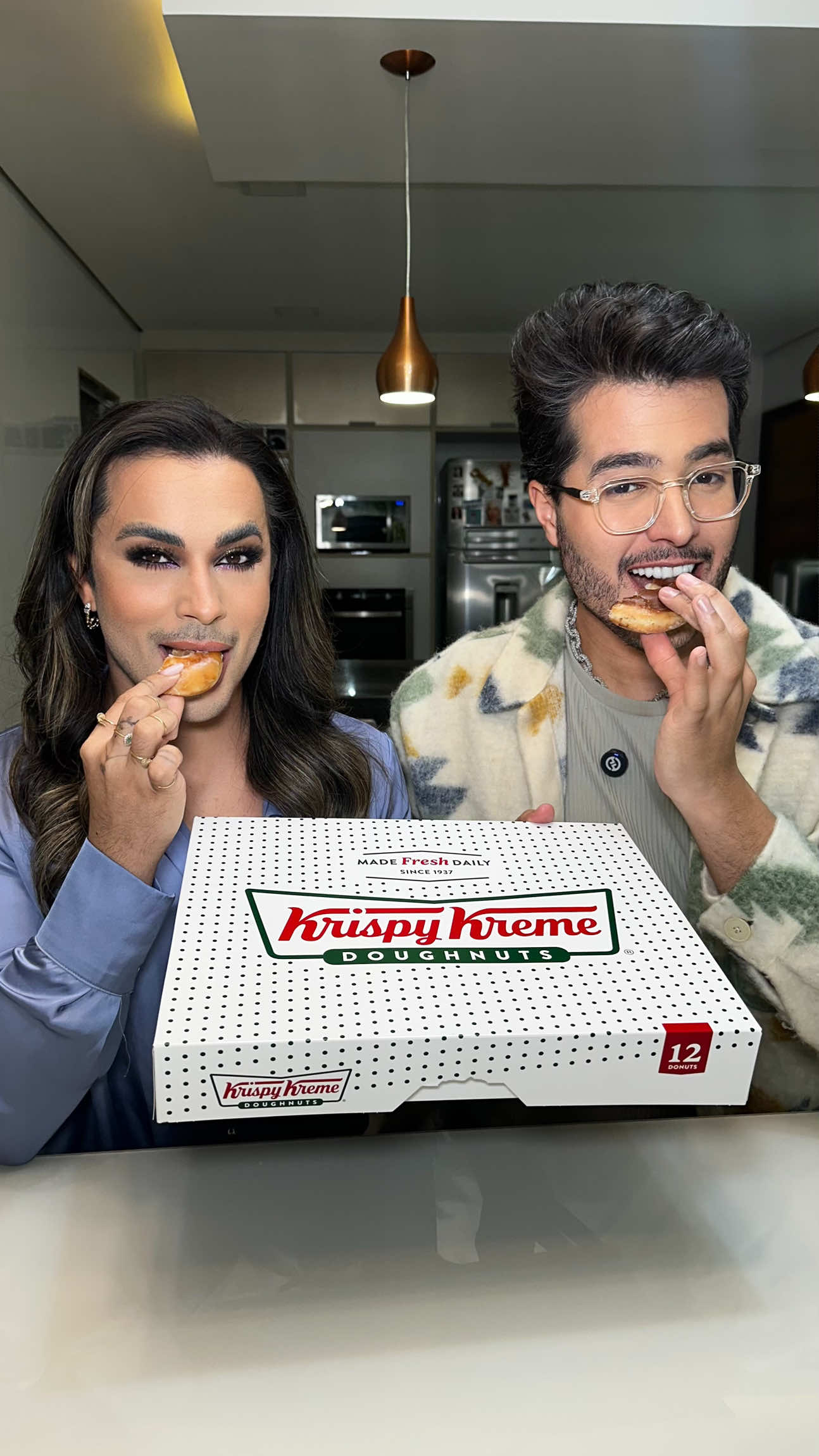 Dessa vez não saímos de casa pra esse Review Das Bee! Buscamos uma caixa com todos os sabores dos doughnuts mais famosos do mundo, que acabou de chegar no Brasil, uma caixa do Krispy Kreme! Para a nossa primeira edição caseira de Review! Vamos ver se vale todo esse hype! . 📍Casa do Andy, algum lugar de Sp/Sp . #review #sp #saopaulo #doughnuts #delivery #comida 