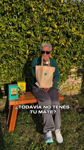 ¿Y vos le vas a hacer caso a la abuela? Tiene 95 años y sigue tomando mate como una reina 👑🧓🏼 Claro… elige mate SAVIA. ¿Vos qué esperás? 🔥 Tradición y estilo en cada cebada. #saviamates #AbuelaAprueba #SabeLoQueDice #MateArgento #95AñosDeSabiduría #esmate 