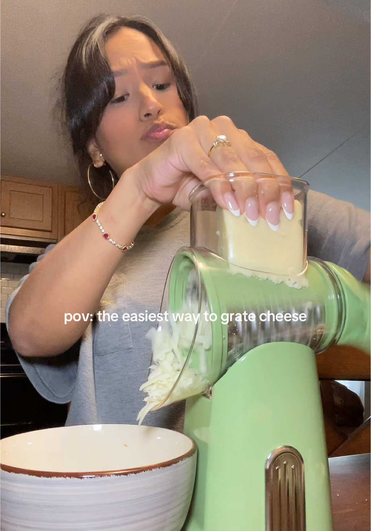 Who knew grating cheese could feel this satisfying? ✨🧀 @SUSTEAS 
