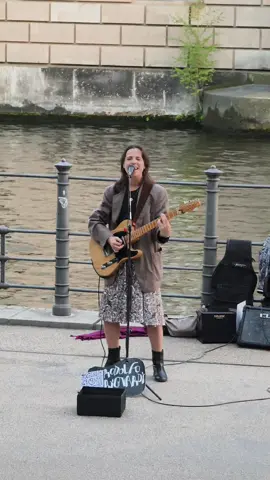heiße Sängerin Berlin #shorts #walking #4k #viralvideos #fyp #shortvideo #kultur #berlin #vibe 