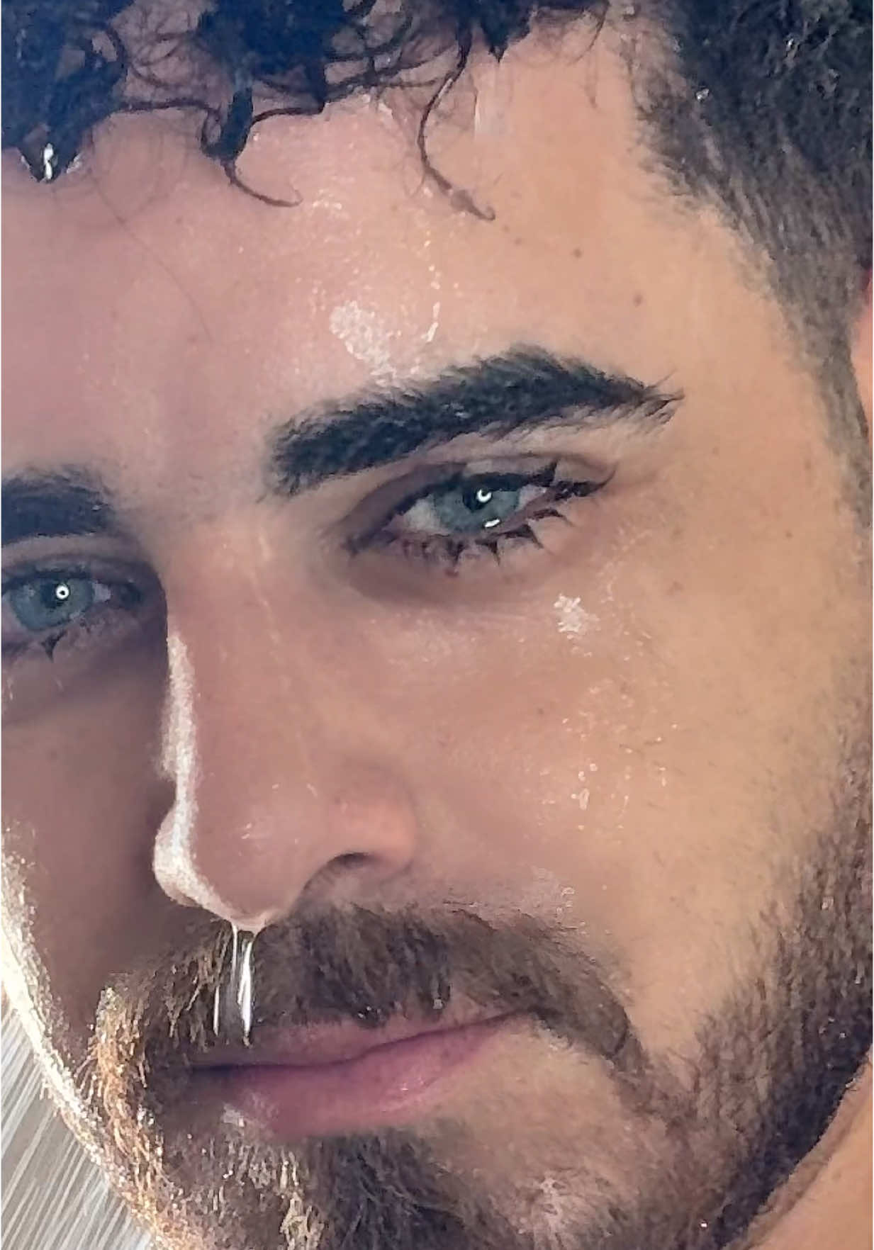 Si te mirara así en persona ¿te irías o te quedarías? 😈🔥 DV? #miradaseductora #tiktokboy #ojoshablan #ducha #fyp #tentación #cubano #cubanosporelmundo #beele #hombres #hombresguapos 