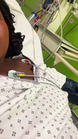 MON TÉMOIGNAGE : J’ai toujours cru en Dieu. Depuis toute petite. Mais il faut que je sois honnête : j’ai longtemps marché avec Lui sans vraiment Le connaître. Il y a eu des saisons dans ma vie où je me sentais tellement seule. Tellement triste. Des moments où je me demandais : “Mais pourquoi moi ? Pourquoi ça bloque ? Pourquoi ça fait mal comme ça ? Pourquoi ça n’avance pas ?” Et j’avais beau prier, j’avais l’impression que rien ne changeait. J’étais chrétienne, oui. Mais à l’intérieur ? J’étais perdue. Fatiguée. Vide. Puis un jour… je me suis effondrée. Et c’est là, dans ce vide, que j’ai vraiment rencontré Jésus. Pas le Jésus des dimanches, pas le Jésus qu’on connaît de nom. Mais Celui qui entre dans les endroits les plus sombres, qui s’assoit avec toi dans ta douleur, et qui ne te quitte pas. J’ai commencé à comprendre. Que les “non” que j’avais reçus n’étaient pas des rejets… mais des redirections. Que Dieu ne me fermait pas des portes pour me punir, mais pour me protéger. Pour me préparer à quelque chose de plus beau que ce que j’avais imaginé. Et je te jure… depuis que j’ai goûté à Sa paix, je ne veux plus rien d’autre. C’est pourquoi mon calme peut être considéré comme de la naïveté. Je garde mon énergie pour quelque chose de plus grand. Ce que j’ai aujourd’hui n’est peut-être pas parfait, mais je sais que je ne suis plus seule. Je sais que même quand je ne comprends pas, Il sait où Il m’emmène. Alors si tu lis ça, et que t’es dans une saison de silence ou de douleur… Je veux juste te dire : Dieu ne t’a pas oublié. Il ne t’a pas abandonné. C’est peut-être maintenant qu’Il t’attire à Lui.  C’est ton signe. Parce que c’est souvent dans les moments les plus durs qu’Il écrit les plus belles histoires. #monhistoireavecjésuschrist #temoignage #chretien #foi #espoir #dieuagitmêmedanslesilence 