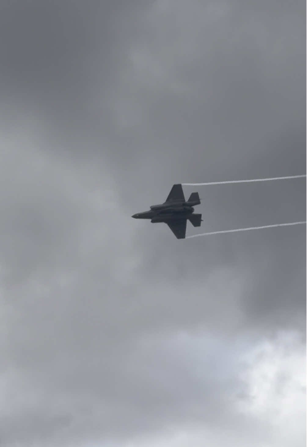 F35B Lighting deserves it’s own video🚀 @Royal International Air Tattoo  @Lockheed Martin Official #riat2025 #f35 #f35lightning #fighterjet #5thgenfighterjet #airshow #fighterpilot #raf #lockheedmartin #lockheedmartinf35 #uk