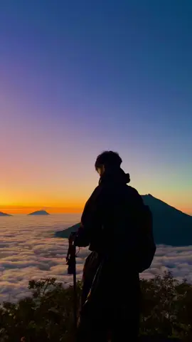 akan ku wujudkan wishlist gunung satu persatu, di akhir masa muda ini mungkin waktunya tidak akan lama lagi #pendakigunung #tektok #sindoroviakledung #tektoksindoro #sindoromountain #fypindonesia #fyp 