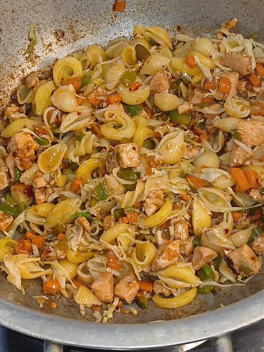 macronies recipe 😋  #macronies #macronie #treeka #cooking #Recipe #eating #food #FoodLover #chickenmacroni #veg #vegmacronie #vegetable #fyp #foryou #unfreezemyacount  #viewproblem #trending #pakistanifood #chineserecipes 