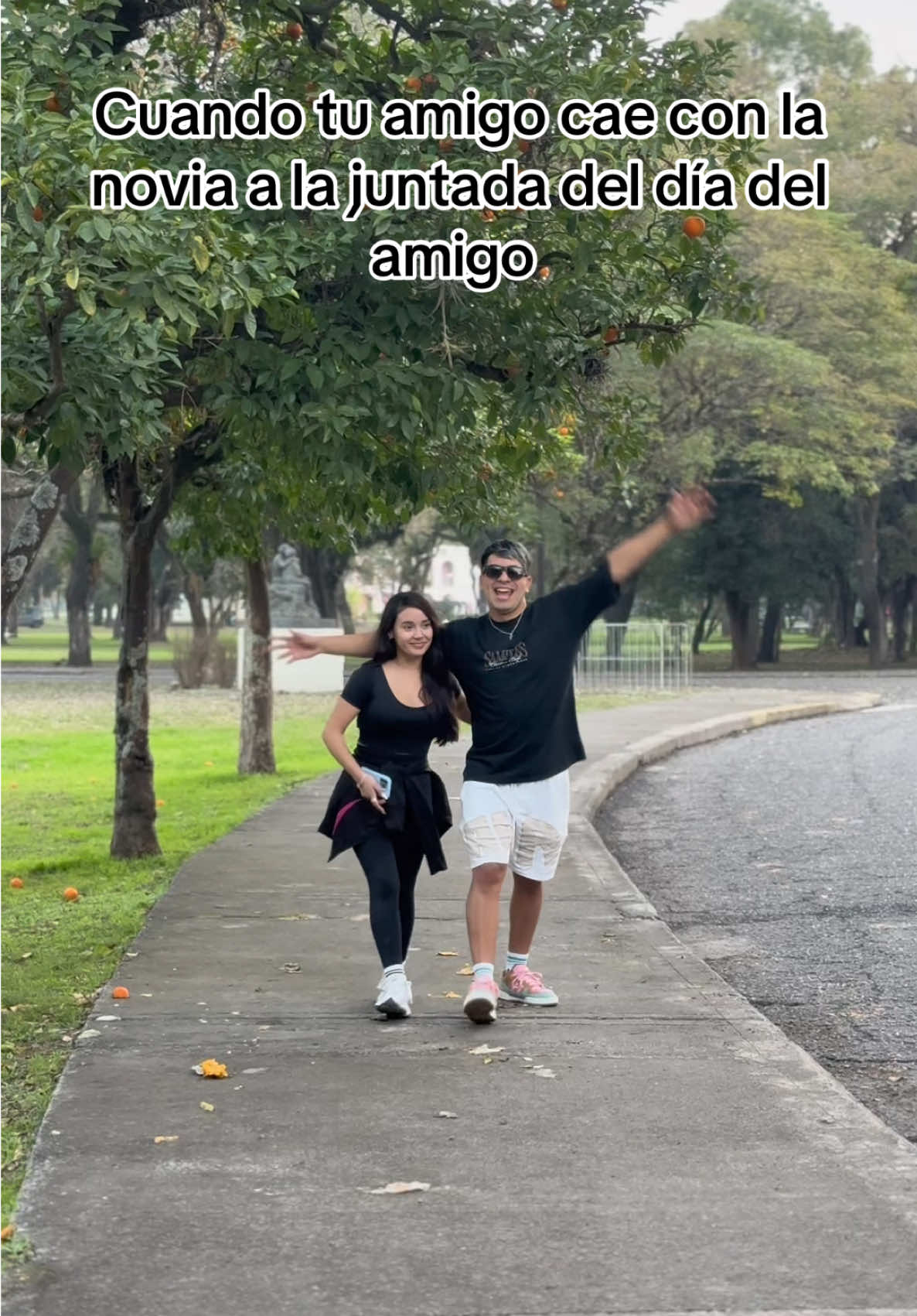 Cuando tu amigo cae con la novia 😂  - - - #reels #vide #viral #fyp #parej #risa #diadelamigo #fyp #parati #video #amigos #novia @@aguupedernera @Joel MKT @MILENA🌹 @AlperDios @Franco Luciano Laquaire 