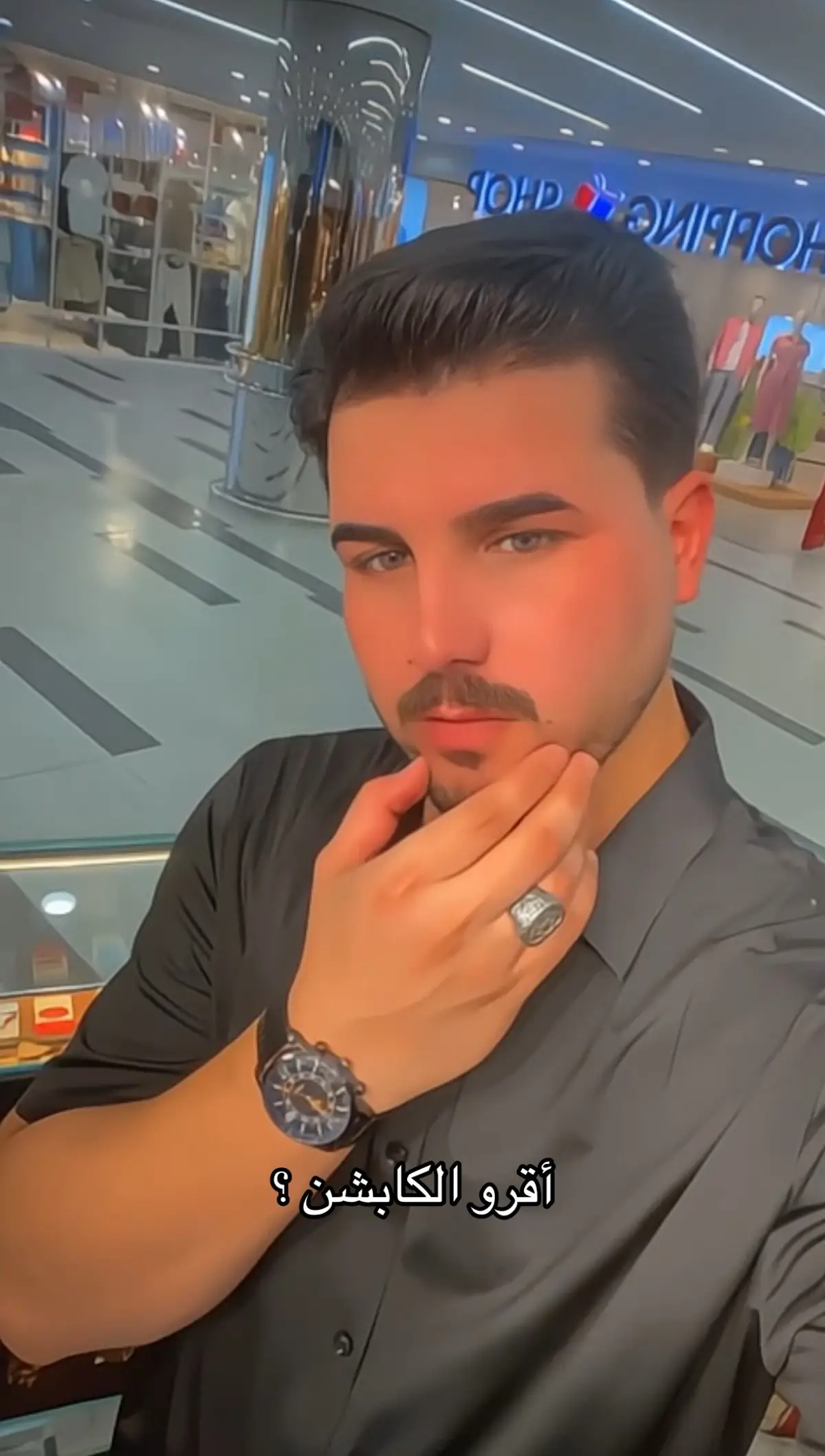مرة من المرات چنت أمشي داخل البيت لا مستعجل ولا وراي شي مهم مجرد أمشي طبيعي بس سبحان الله خطوة بسيطة وخطأ بسيط نضرب أصبعي الصغير بحافة ميز الطعام الوجع چان رهيب مو طبيعي لحظة حسيت رجلي تفجرت گمت على وحدة وگعدت على أقرب كرسي أصبعي صار ينبض كأنه كلب وعيوني دمعت من الوجع رغم إنه شي بسيط وگلت بيني وبين نفسي شنو هذا ؟  شلون شي صغير هيچ يأذيني؟ استمر الألم ساعات ما كدرت ألبس نعال ولا أدوس عدل بس بعد كم ساعة شوي شوي الوجع خف وباليوم الثاني نسيت حتى إنه صار بس هاي اللحظة ضلت ترن براسي لأن ورا الألم الجسدي چان اكو شي بدا يحچي وياي من الداخل تذكرت وجع ثاني وجع أكبر بس مو بأصبع ولا بجسم وجع القلب وجع النفس وجع الروح تذكرت شگد عدنا آلام نعيشها يوميًا مو من طگّة ميز لا من طگّة الحياة وجع نعيشه من تعب الشغل من الدراسة وضغطها من المستقبل اللي ما نعرف وين يودينا من شخص نحبّه وابتعد من حلم تمنيناه وما صار من أمل ضاع من كلمة جارحة من موقف كسَرنا تذكرت الأيام اللي ننام بيها وإحنا موجوعين ونضحك بوجه الناس وإحنا جوّاتنا نحترك  تذكرت اللحظات اللي نكابر بيها ونكول ماكو شي بس الحقيقة ؟ إحنا تعبانين وهنا فهمت شغلة مهمة إذا أصبع صغير گدر يوقفني عن المشي كم ساعة فشلون بيه ألم جوّه قلبي عايش وياي شهور؟ ليش أتوقع من نفسي أعيش طبيعي وأنا موجوع من الداخل؟ العبرة والدرس  الوجع ما يفرق بين جسد وكلب الوجع وجع والكل يحتاج وقت يطيب   مو كل ألم يبين لكن كل ألم يستحق نعتني بيه لا تسكت على وجعك ولا تستهين بروحك  مرات نطيح مو لأنّا ضعاف بس لأن التعب تراكم والألم صار أكبر من تحملنا  أنت مو مجبور تتحمل دوم اخذ وقتك بكَفّي صبر خليك رحيم بنفسك مثل ما تدهن إصبعك المجروح ادهن كلبك بكلمة طيبة بنوم مريح بدعاء بقرآن أو بفضفضة لصديق يفتهمك   ماكو شي يبقى للأبد لا وجع الأصبع بقى ولا وجع القلب يبقى كلشي يروح بس إنت خليك صبور  وأهم شي؟ لا تخلي وجعك يعزلك إحچي أطلب المساعدة ولو بكلمة تعبان ترى إحنا بشر مو حديد نصيحة  كلنا نمر بظروف صعبة وكلنا نعيش أيام نحس بيها إن الحياة ضدنا بس صدگني كل ألم يمر عليك هو جزء من نضوجك جزء من صبرورتك جزء من إنك تصير أقوى بس لا تنسى القوة مو إنك تكابر وتسكت القوة الحقيقية هي إنك تعترف بتعبك وتداوي نفسك. #مقـتطـفات_حسن_عواد 