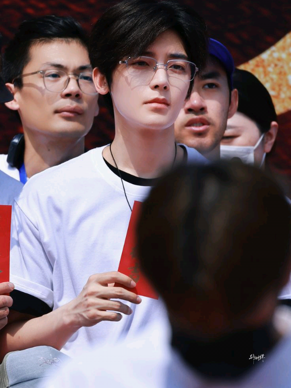siapa yg nyuruh pake kacamata 😡😡😡 gantenk nya kelewatan bg, adek ga kuat 😵‍💫#houminghao侯明昊 #houminghao #neohou侯明昊 #neohou #cdrama #chinesse #aktorchina #4u #fypppp #lewatberanda #fypツ #xyzbca #moots? 