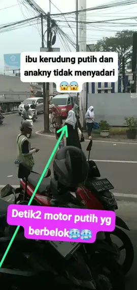 Ibu kerudung putih dan anaknya  tidak menyadari Detik2 mobil putih yg berbelok di belakangnya #viraltiktok  #trending  #reels  #pemula  #fypシ゚viral  #tiktokviral  #semuaorang  #jangkauanluas  #reelsfyp  #fyp 