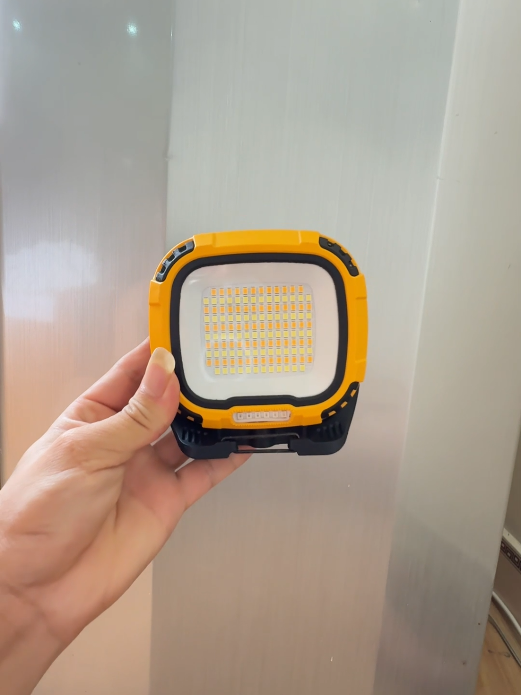 mưa bão mất điện mang ra soi sáng sinh hoạt #denpin #dentichdien #denpinsieusang 