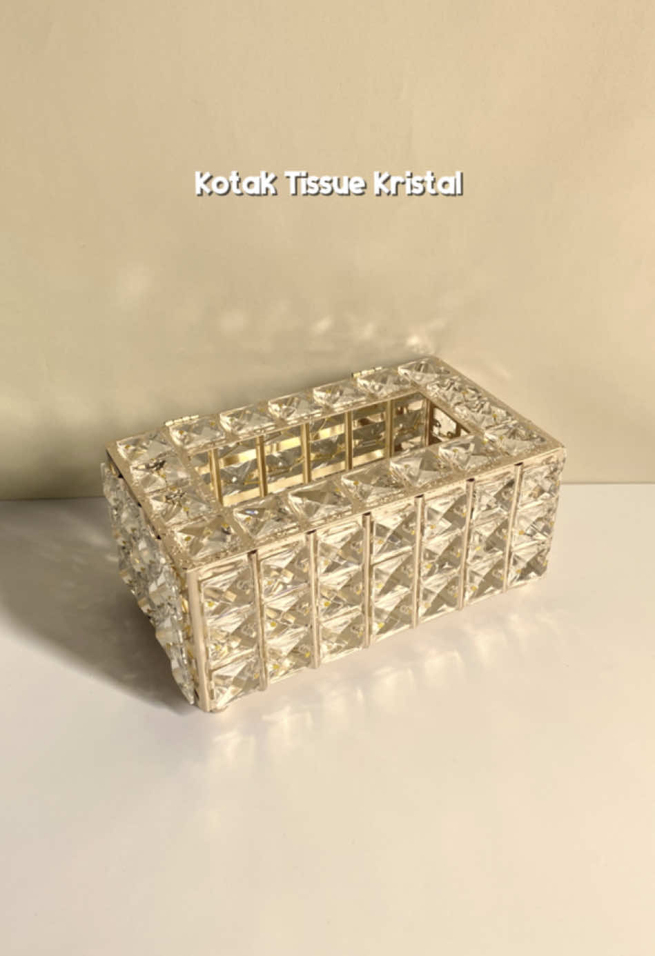 Kalau punya ini sih dikira sultan gasiii? soalnyaa looknya mewah dan elegant dilapisi kristal yang cantikk 😍😍 #kotaktissue #kotaktissueaesthetic #kotaktissuekristal #dekorasiruangan #aesthetic #kotaktissuemewah 