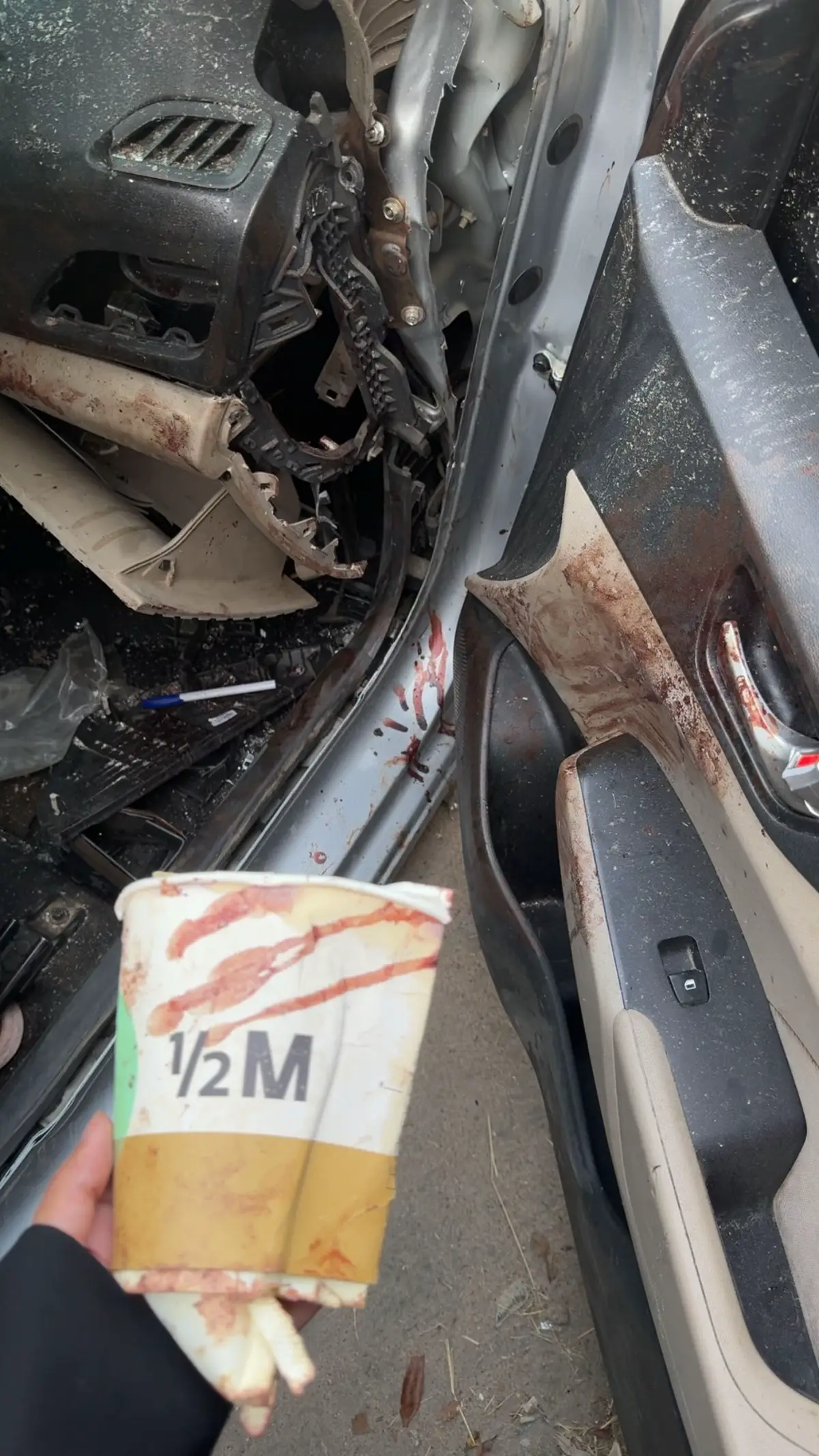 أنا من بعدك يا عبدالله لذيذ النوم ما اهتني به عيوني جفت عن مدامعها والقلب ماهو بسالي  ليت الليالي في بعدك ما أذوقها يوم  كل ساعه في غيبتك عن الف عام  أنا في رجى منهو رجيته ان يجلي همي وهمك  أنا دخيل اثنين جابوك  لا تخليني في عنى الدنياء تحرس على روحك على شأني يا عين ابوي  انت بوجهي من صواديف الزمن وهمه نقول عساها خيره وش الخيره عقب بعدك الله يطلعك لي يا حياه أختك وانت ب افضل وأحسن حال💔 ( دعواتكم ل اخوي الله يقومه بالسلامه يارب)#اكسبلورررررررررررررررررررررررررررر #حادث #explore #viralvideo 