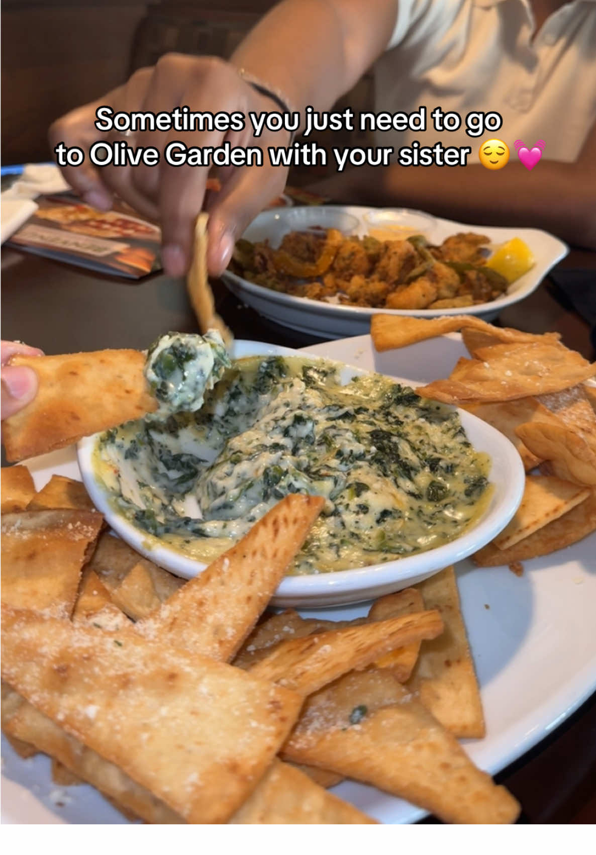 So much food... gonna have left over tomorrow 😩… my sister & me arguing about how much to  tip the waiter 🤣🤣🤧 @Olive Garden #fyp #urfavduo #olivegarden #fyp #bigbacks #foryou #olivegarden #food #fyp #Foodie #foodspots #foodtiktok #olivegarden #pasta #italian #breadsticks @Da.Wrong.Bitch  