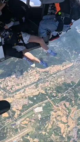 #divingsky #sky #viralvideo #viral?videotiktok😇😇1mellean #viral?videotiktok😇😇 #skydivingvideos #skydiving 
