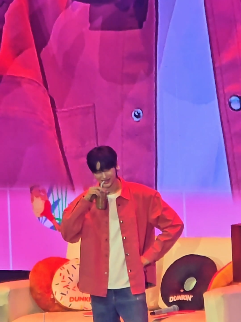 Wooseok with his favorite Dunkin Iced Breve 😍 #변우석 #dunkinxbws #byeonwooseok #daydreaminbyeonwooseok #DunkinPH_Daydreamin  #fypシ゚viral #fypp 