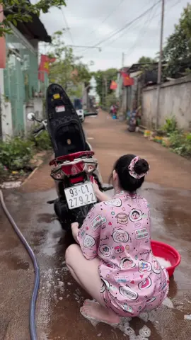 Thời buổi kinh tế khó khăn.. rửa xe ở nhà để tiết kiệm được 30k.. hẹ hẹ🤭