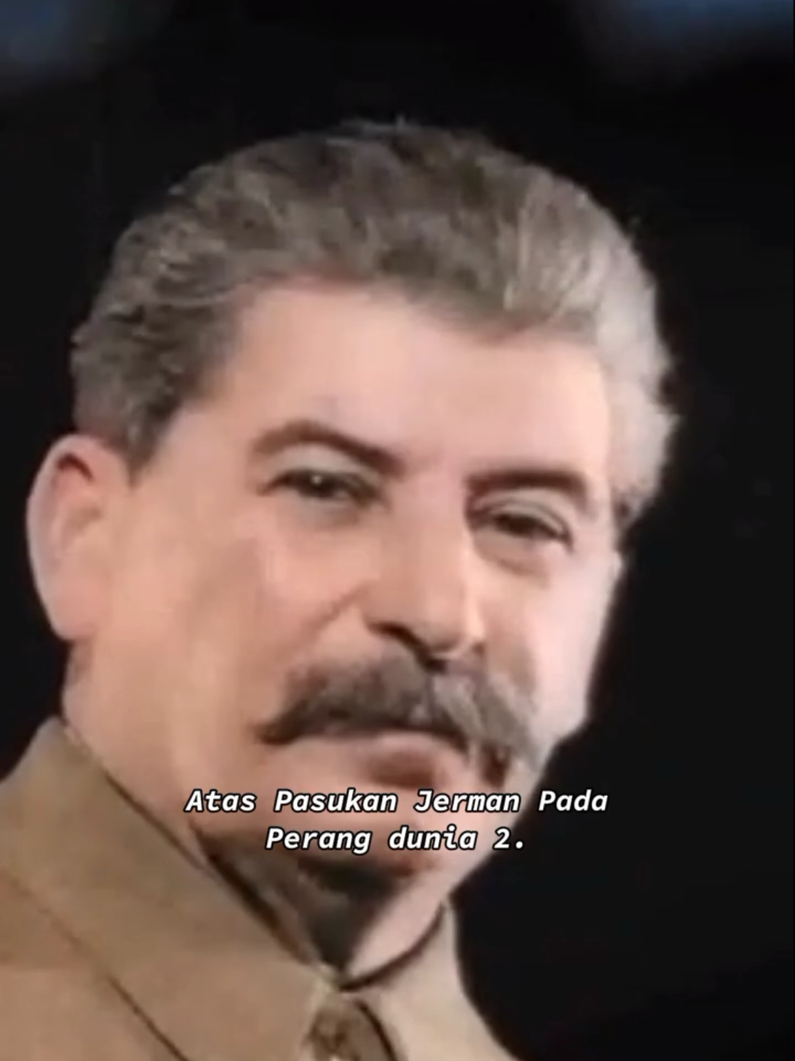 Kehidupan pribadi Joseph Stalin, pemimpin Uni Soviet yang terkenal kejam, ternyata penuh dengan tragedi dan kekacauan. Di balik citra publiknya yang tegas, Stalin harus menghadapi serangkaian peristiwa menyedihkan dalam keluarganya. Mulai dari kematian istri pertamanya saat melahirkan, hingga nasib tragis anak-anaknya yang meninggal karena perang, bunuh diri, dan kecanduan, serta pembelotan putrinya ke Amerika Serikat. Sisi lain dari sosok Stalin yang jarang terungkap, memberikan gambaran mendalam tentang bagaimana kehidupan pribadinya yang penuh gejolak turut membentuk karakternya. Sebuah kisah yang menunjukkan bahwa bahkan seorang pemimpin paling berkuasa pun tidak luput dari duka dan penderitaan dalam lingkup keluarga. #JosephStalin #SejarahDunia #KeluargaStalin #PemimpinUniSoviet #KisahTragis