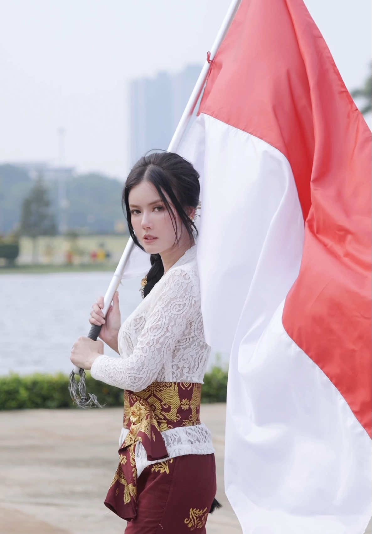 Dari Monas sampai pasar, dari becak sampai batik kebaya hadir dalam napas sehari-hari perempuan Indonesia. Bukan soal satu warna kulit. Bukan soal satu keyakinan. Tapi soal satu jiwa, jiwa yang anggun, tangguh, dan penuh rasa. Hari ini, kita rayakan bukan cuma kainnya. Tapi maknanya. Karena #HariKebayaNasional bukan soal nostalgia, tapi soal meneruskan cerita. Pakai kebayamu. Bawa nilainya. Jalani harinya. Mari ramaikan Hari Kebaya Nasional tanggal 24 Juli 2025 🇮🇩✨ #harikebayanasional 