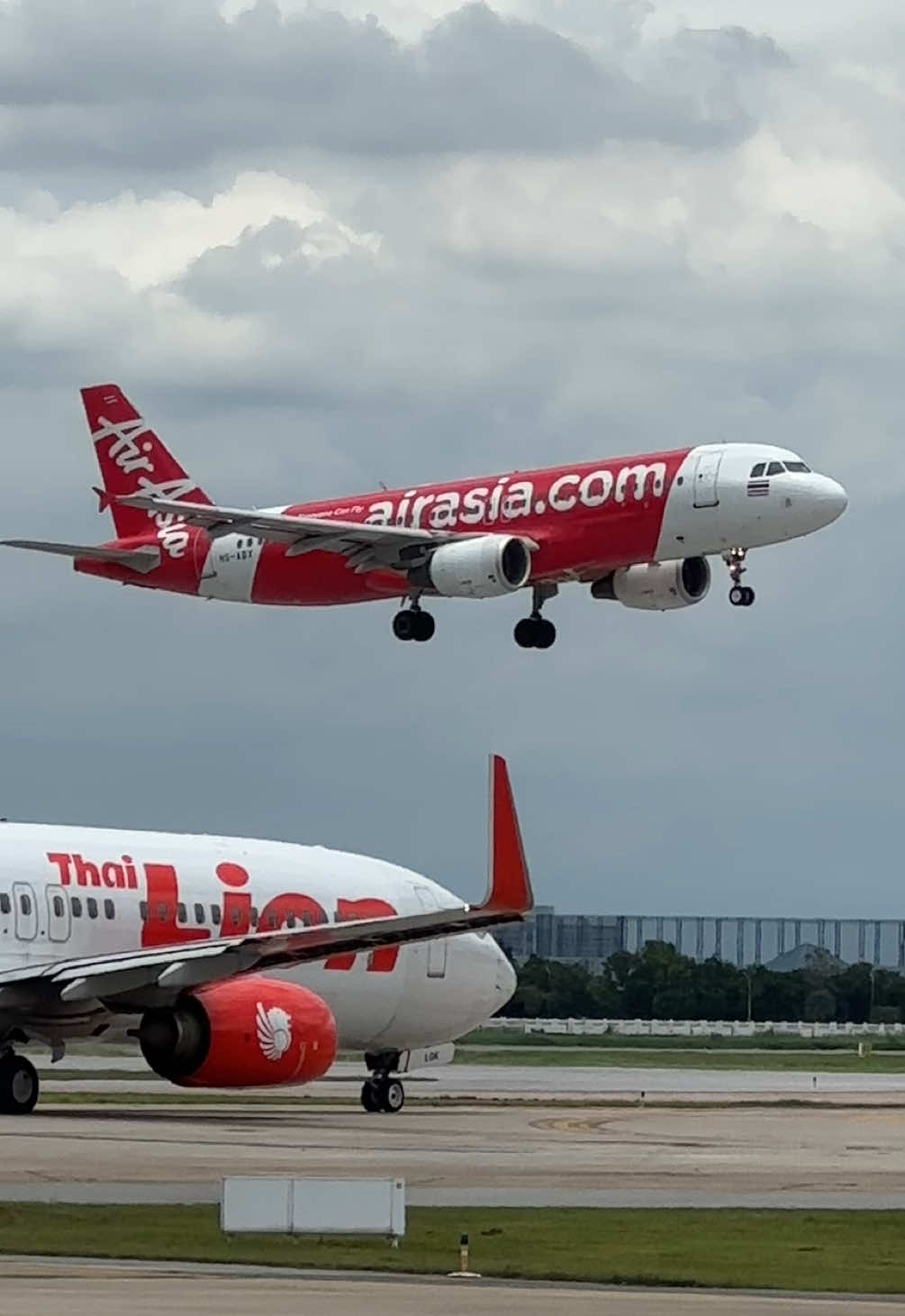 Thai AirAsia | A320-214 | HS-ABX | From Khon Kaen(KKC) FD3255 final approach to landing on runway 21R at donmueang int’l airport 🛬💨✨  . 📸: Me  #thaiairasia #ไทยแอร์เอเชีย #แอร์เอเชีย #airasia #airasiacabincrew #A320 #aviation #plantspotting #planelovers #ฟีด #อย่าปิดการมองเห็น 