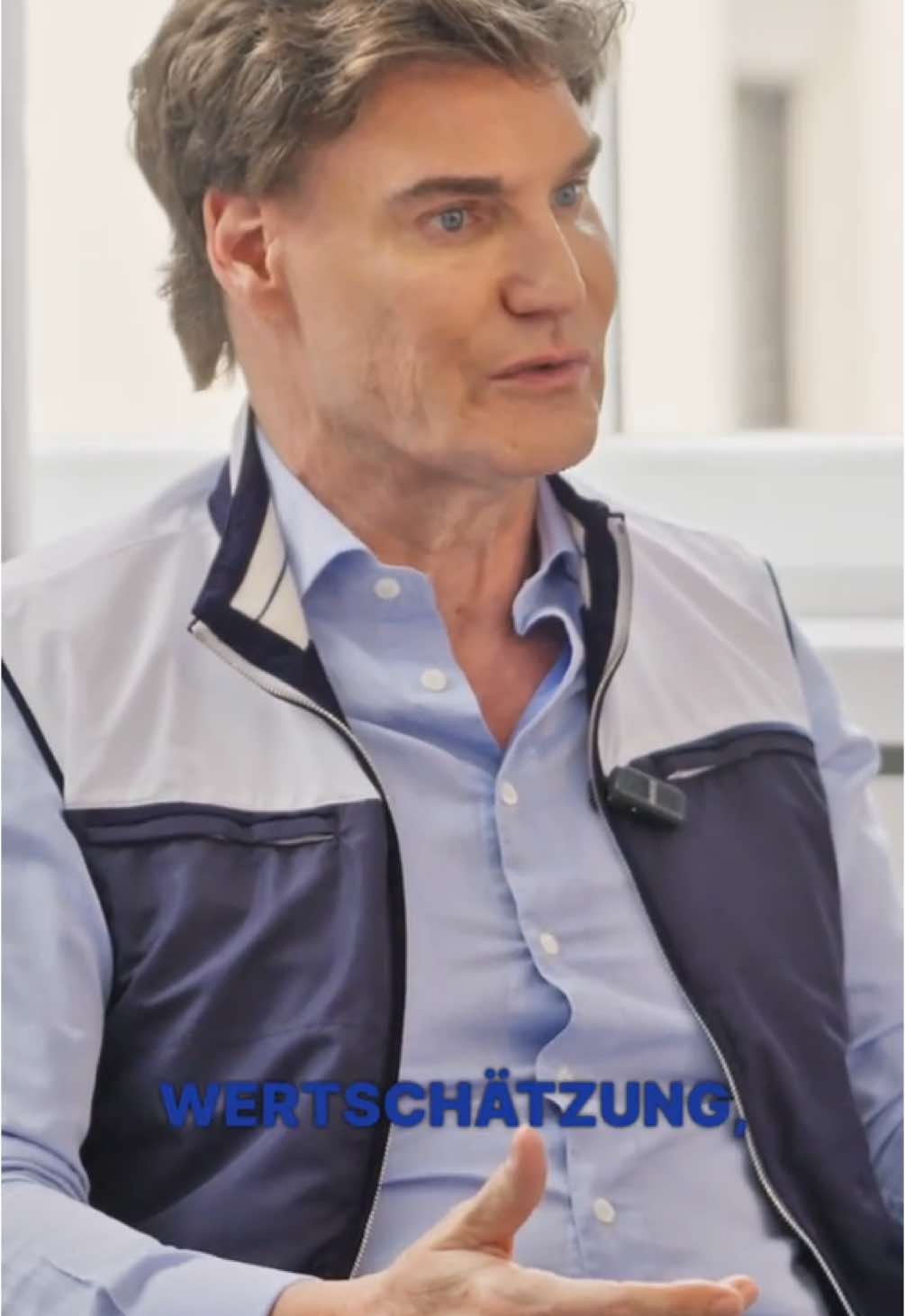 Ein gutes Arbeitsklima beginnt bei der Führung.   Als Chef kann man nicht oft genug „Danke“ sagen. Nicht genug loben. Nicht genug zuhören. Und nicht genug auf Augenhöhe führen.   Denn nur so entsteht eine Atmosphäre, in der Menschen gerne zur Arbeit kommen. Nicht, weil sie müssen - sondern weil sie wollen. Weil sie sich respektiert, wohl und verstanden fühlen.   Und in dem Kontext bin ich auch überzeugt: Dieses Verhalten wirkt sich direkt auf das Miteinander im Team aus. Was vorgelebt wird, prägt den täglichen Umgang.   Was macht für euch ein gutes Arbeitsklima aus? #wertschätzung #mitarbeiterführung #teamwork #arbeitsklima 