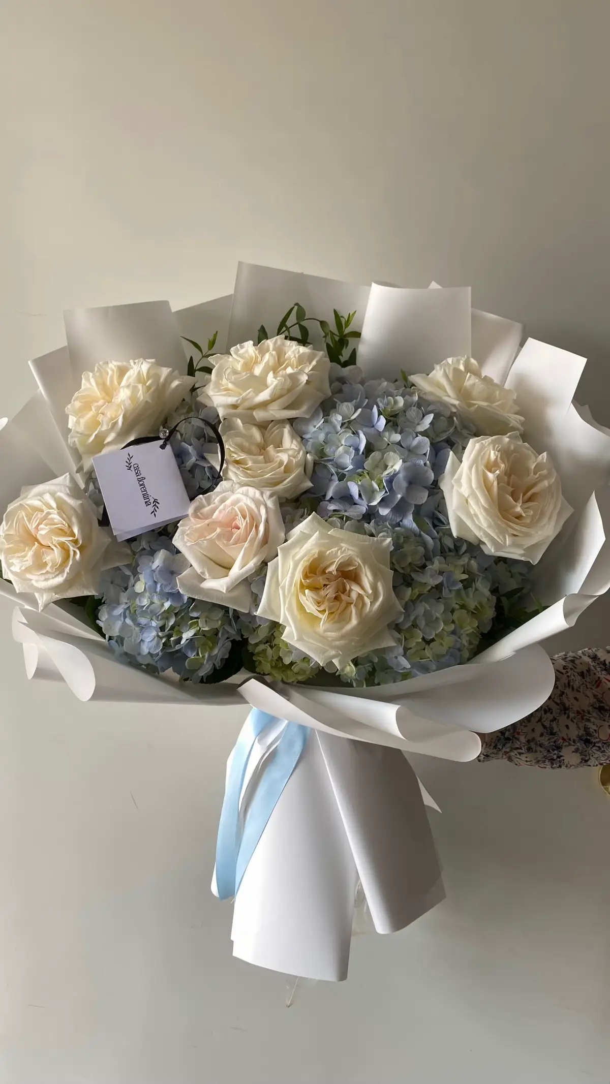 Hortensias y rosas White O’Hara ☁️🌿 . . . . . . . #flores #hortensias #flowers #floristsoftiktok #hydrangeas #hydrangea #summergirl 