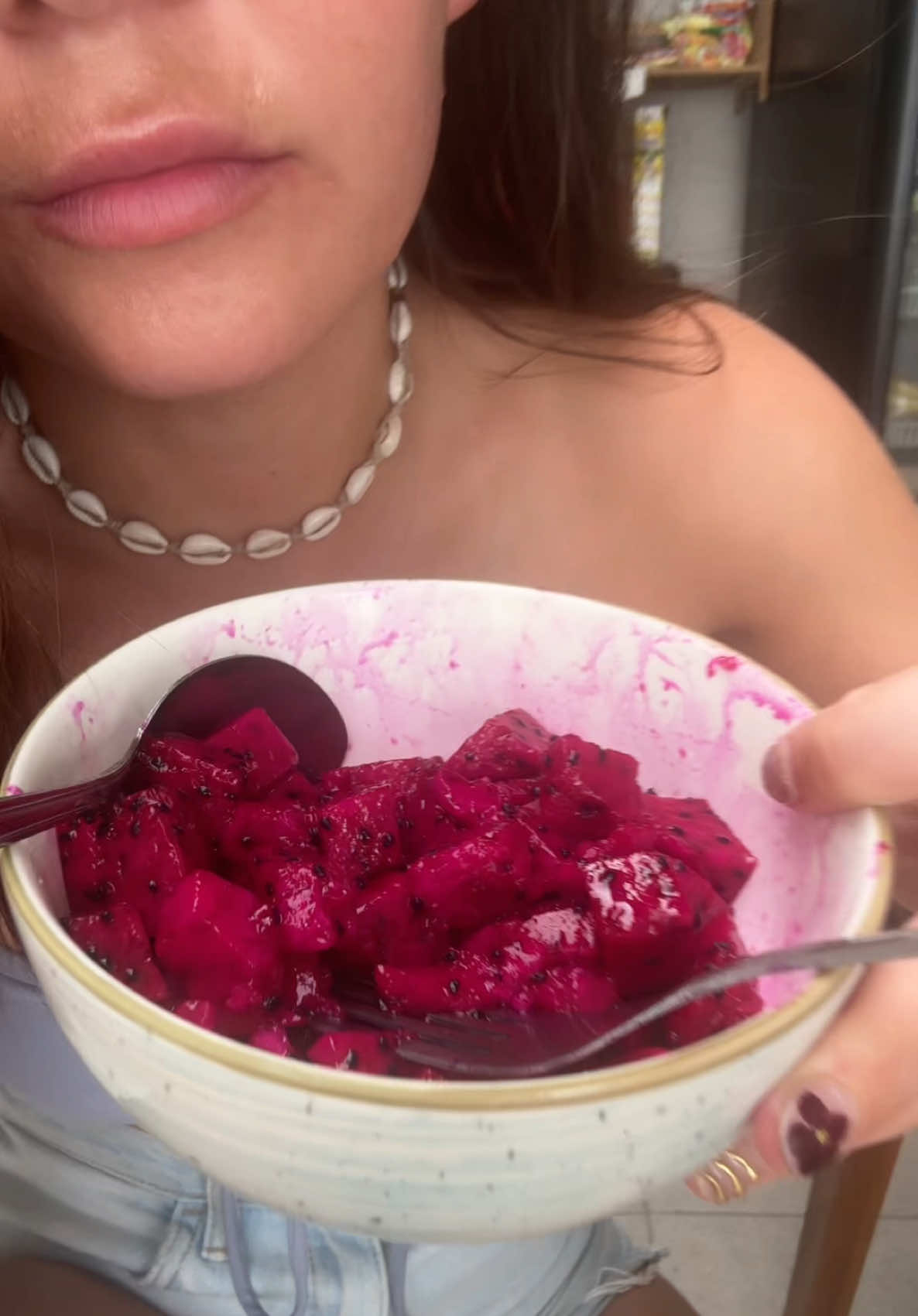 C’est clairement plus beau que bon 🐉 #DragonFruit #Balilife #FirstTimeTrying #TasteTest #RealityVsExpectation #BaliFoodie #fyp #pourtoi #ExoticFruitTasteTest #TiktokFrance