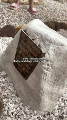 nyawa sebuah rumah ada pada ibu, rumah tanpa ibu hanyalah bangunan tanpa pintu .  Ya Allah, tempatkan ibuku dalam sebaik-baik tempat di sisi-Mu #rindu 